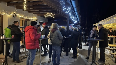 Sehr schöne Stimmung auf der festlich beleuchteten Sportheim-Terrasse des ASV Neustadt  (Bild: Renate Zupfer-Vilas)