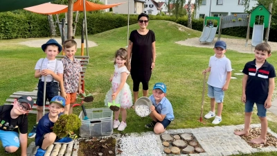 Die Kinder freuen sich über den Barfußpfad. Im Bild von links Maximilian, Marius, Lukas, Xaver, Elly, Heike Kunte, Paul, Joe, Lukas. (Bild: Kathrin Gleißner/exb)