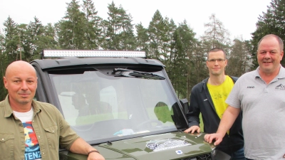 Ein ATV-Quad hat der Skiclub Unterweißenbach angeschafft. Zweiter Vorsitzender Marco Specht, Kassenverwalter Stephan Lehmann und Vorsitzender Markus Hiltel präsentieren das neue Allround-Fahrzeug. (Bild: bra)