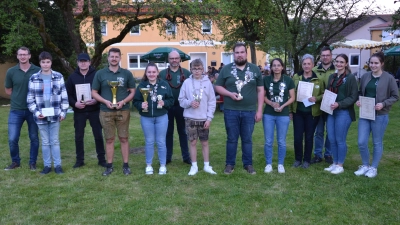 Schützenmeister Jonas Weiß (Vierter von links) und Sportleiter Christoph Weiß (links) vom Schützenverein St. Georg Etzgersrieth geben die Könige, Vereinsmeister und Pokalsieger bekannt. (Bild: gi)