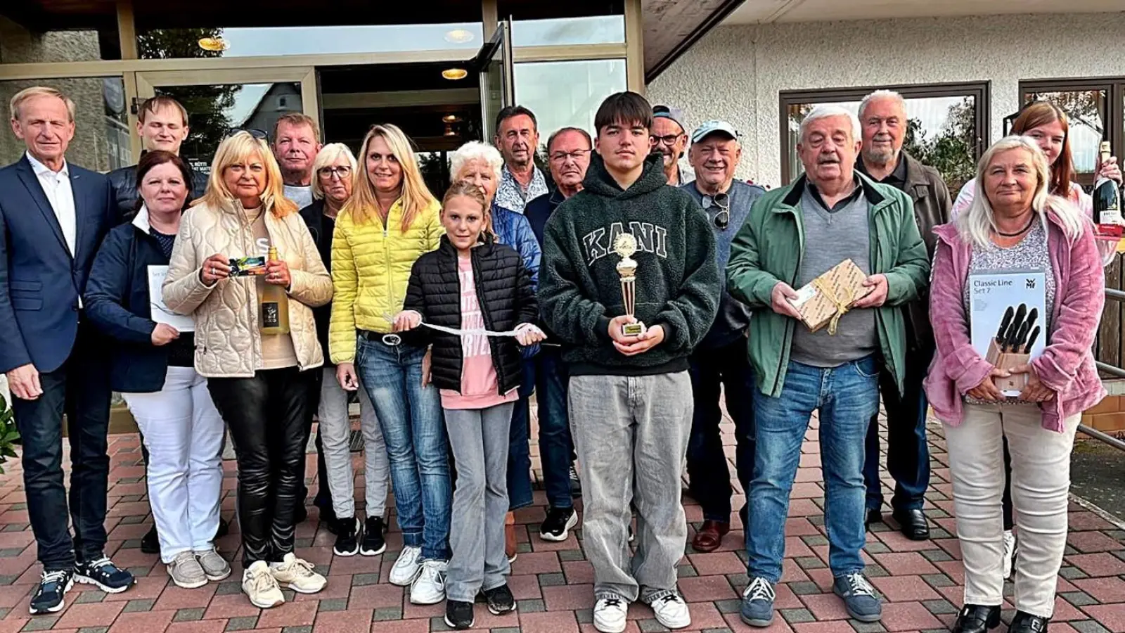 Die Gewinner der Pokale und Punktebesten, die den Fuchs nach langem Suchen fanden. In der Mitte mit dem Pokal Benjamin Ingel, der den Fuchs erwischte. (Bild: Reinhard Kreuzer)