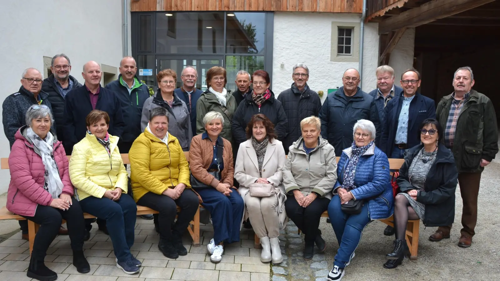 Gemeinsam 65. Geburtstag feierte der Schülerjahrgang 1958/59, das Treffen begann mit einem Sektempfang im Schafferhof, wo auch unser Bild entstand. Unter den Schulkameraden auch Bürgermeister Max Bindl (stehend 6. von links), der seine ehemaligen Klassenkameraden durchs Theres-Neumann-Museum führte. (Bild: Josef Rosner)