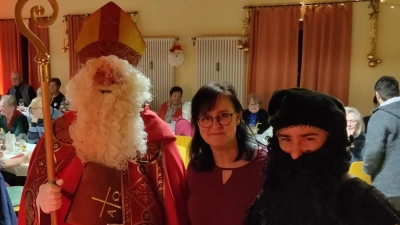 Die Seniorenbeauftragte Ramona Zeitler mit dem Hl. Nikolaus und dem „arbeitslosen” Krampus (Bild: Markus Renner)