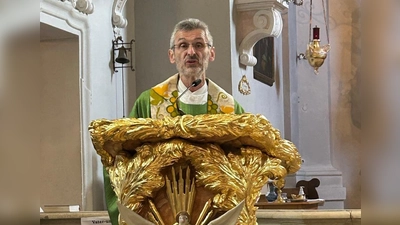 Pfarrer Brügel bei seiner Ansprache. (Bild: Martin Bergmann)