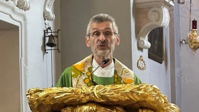 Pfarrer Brügel bei seiner Ansprache (Bild: Martin Bergmann)