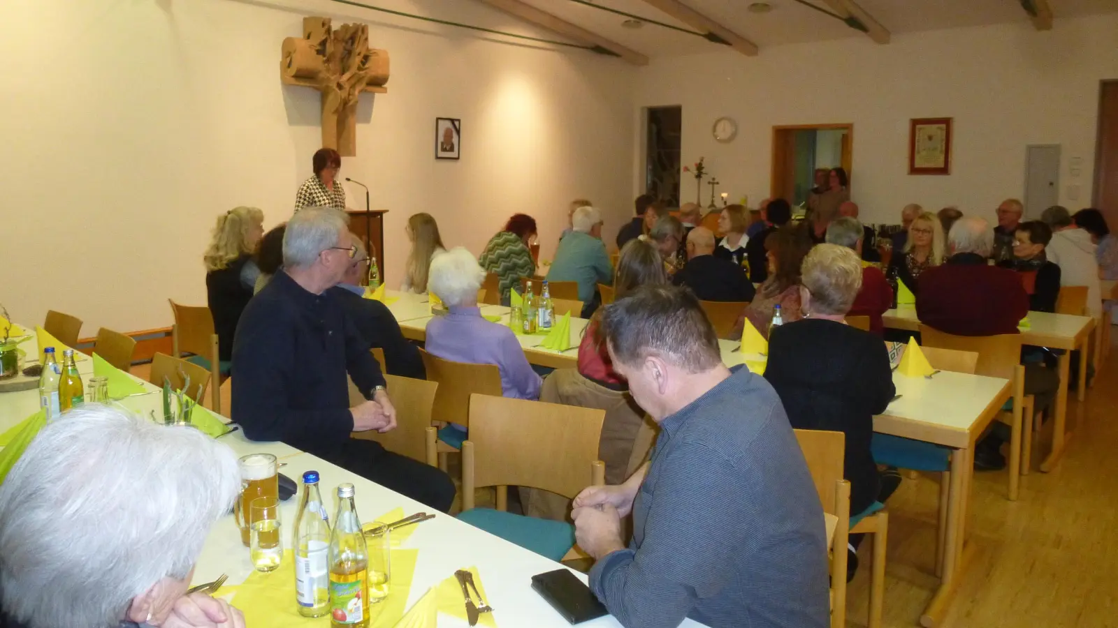 PGR-Sprecherin Karin Amann (am Rednerpult) würdigt das ehrenamtliche Engagement (Bild: Siegfried Bock)