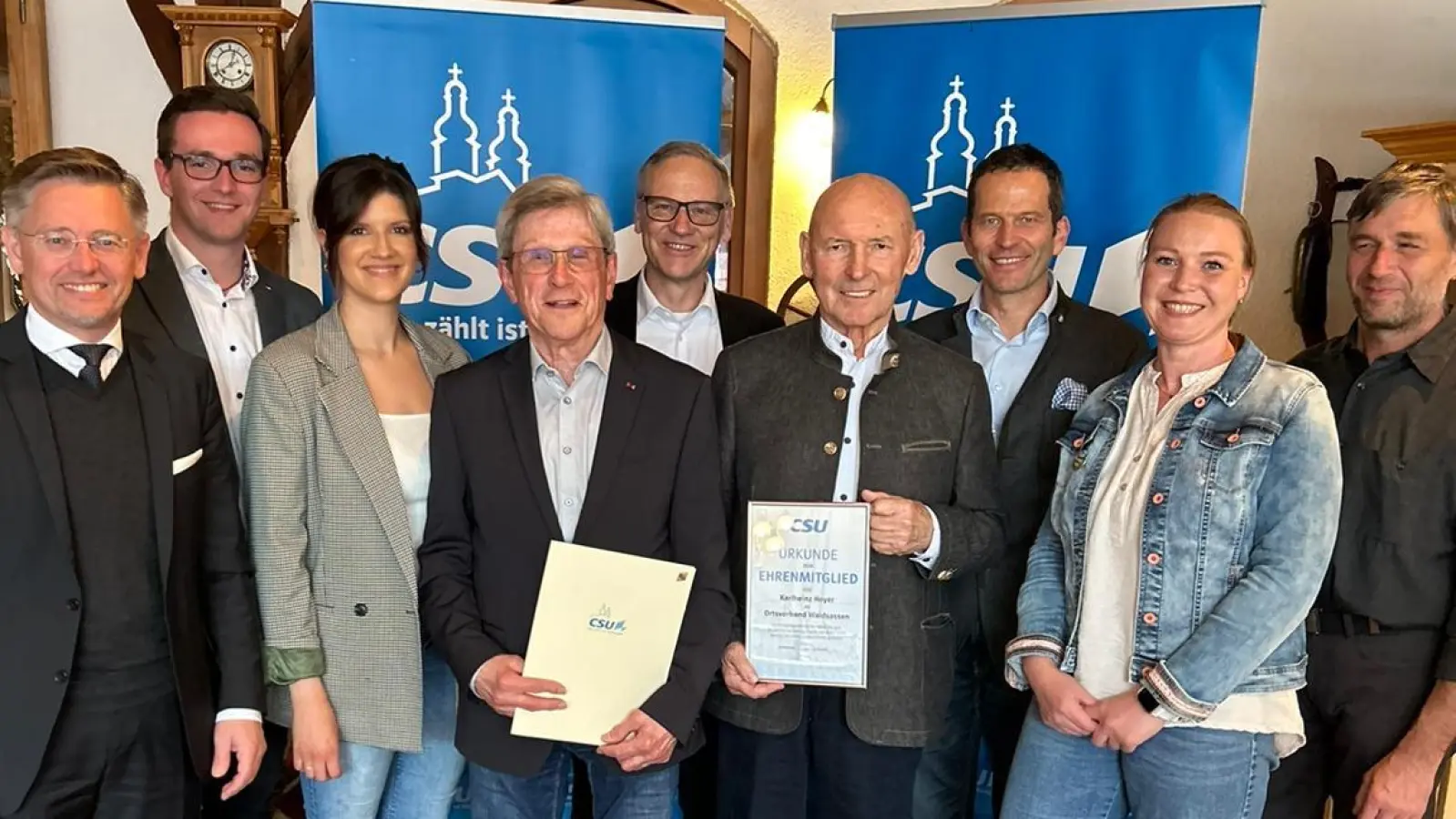 Ehrungen standen bei der CSU Waldsassen an. Im Bild (von links) MdL Tobias Reiß, Adrian Käß, Franziska Härtl, Hans Grillmeier, Bürgermeister Bernd Sommer, das neue Ehrenmitglied Karlheinz Hoyer, MdB Albert Rupprecht, Diana Männer und Jörg Wifling. (Bild: Susanne Riederer/exb)