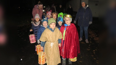 Mit einem Spiel und Zug durch die Straßen feierte der katholische Kindergarten Arche Noah das Martinsfest (Bild: Johann Adam)