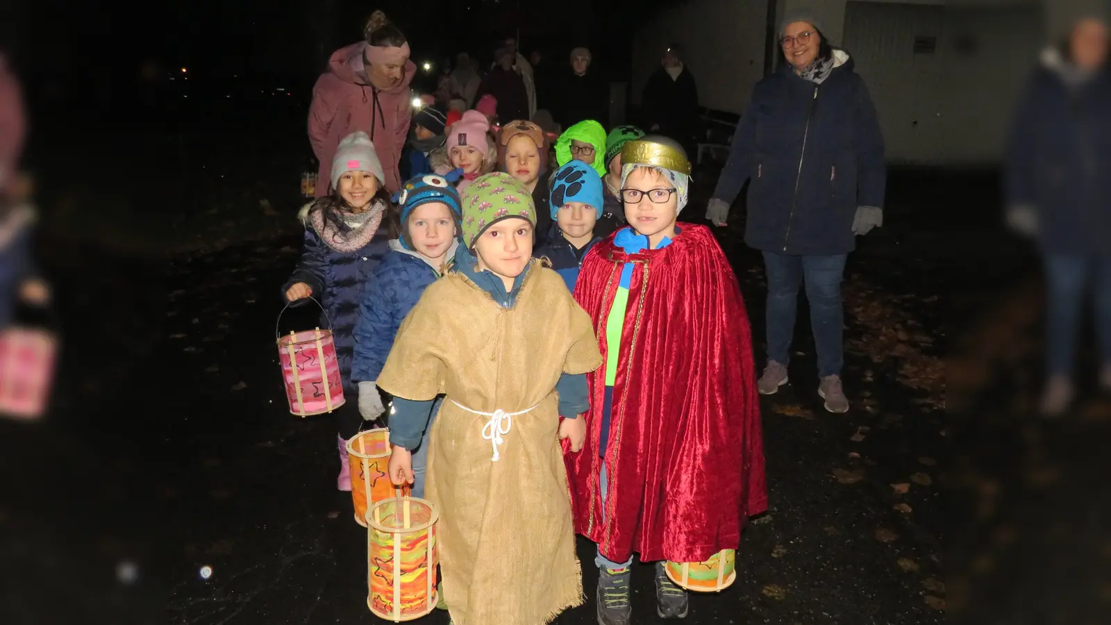 Mit einem Spiel und Zug durch die Straßen feierte der katholische Kindergarten Arche Noah das Martinsfest (Bild: Johann Adam)