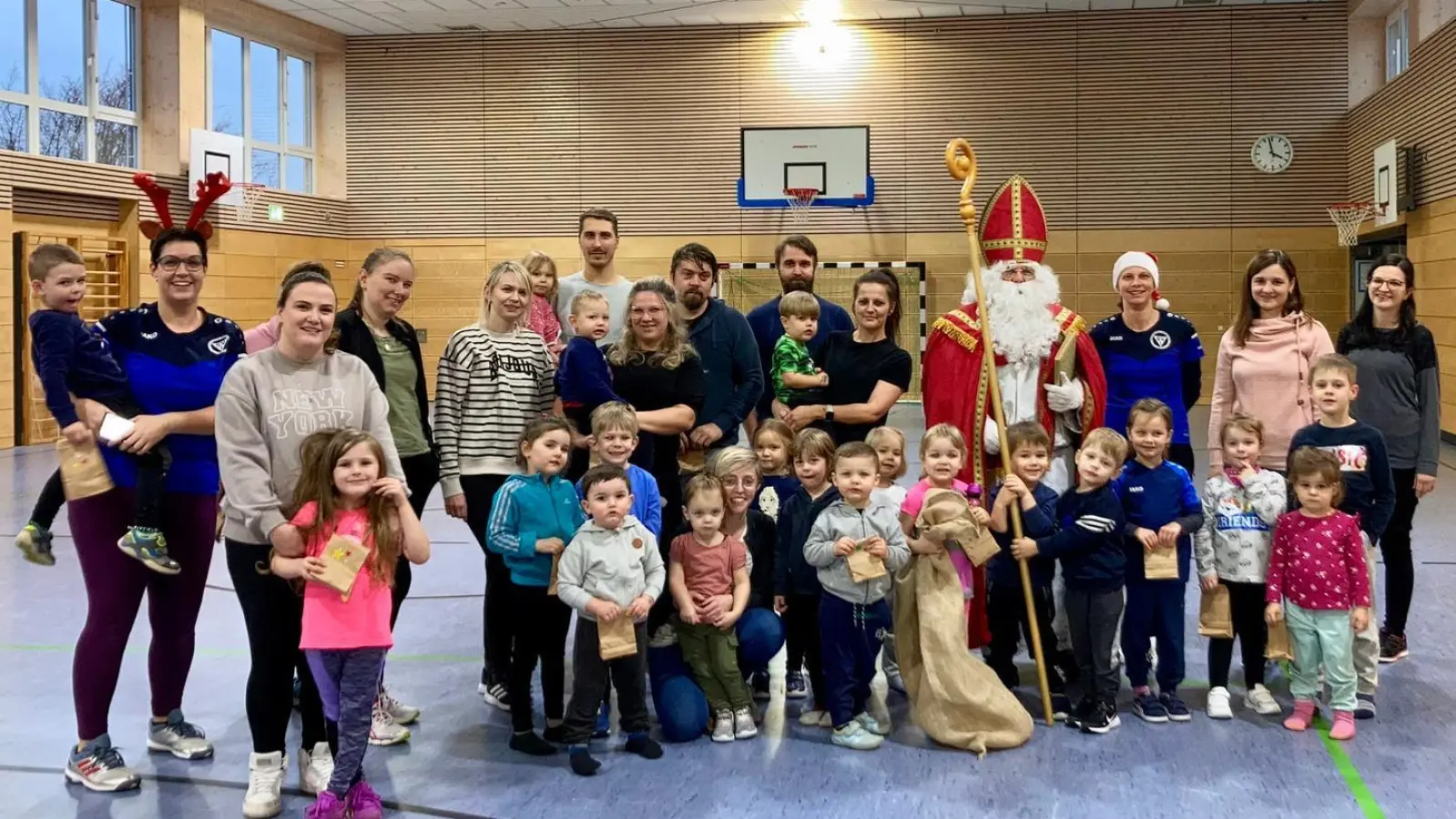 Weihnachtlicher Besuch bei den Turntigern. (Bild: Theresa Schwarz,  Stephanie Krauß)