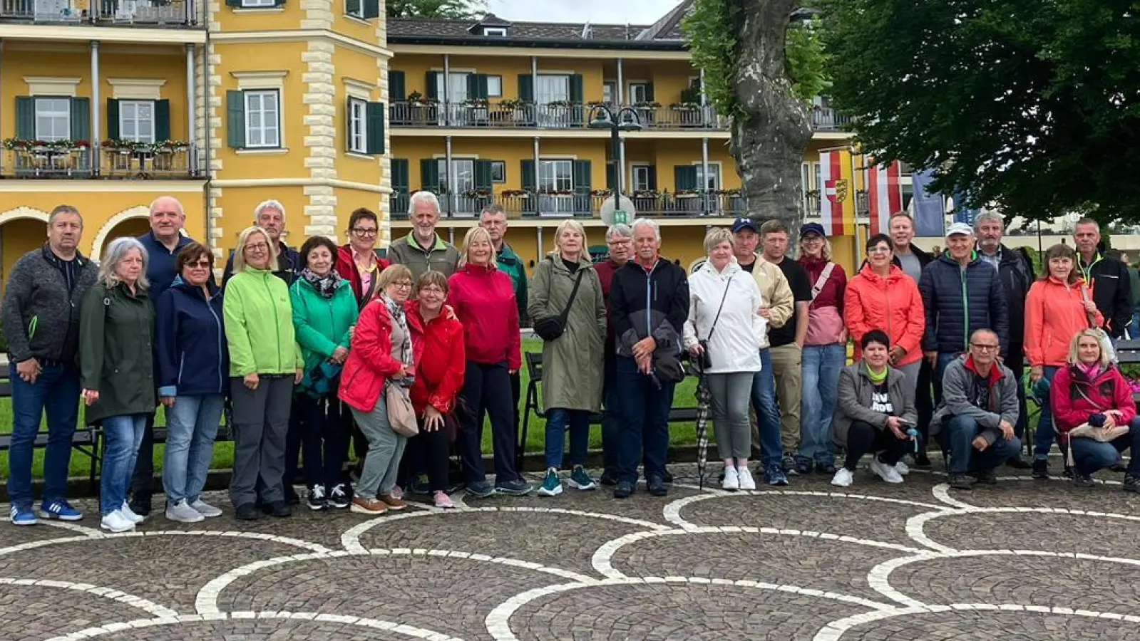 Die Reisegruppe besichtigt das Falkensteiner Schlosshotel Velden am Wörthersee. (Bild: Rajmund Buchmann/exb)