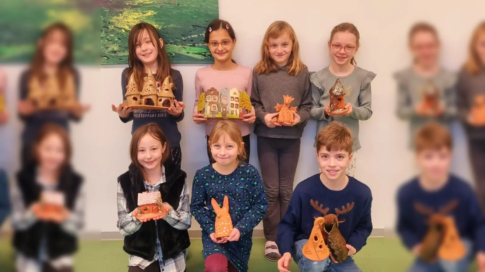 Einige Kinder mit einer kleinen Auswahl der angebotenen Tonarbeiten.  (Bild: Cornelia Rieß)