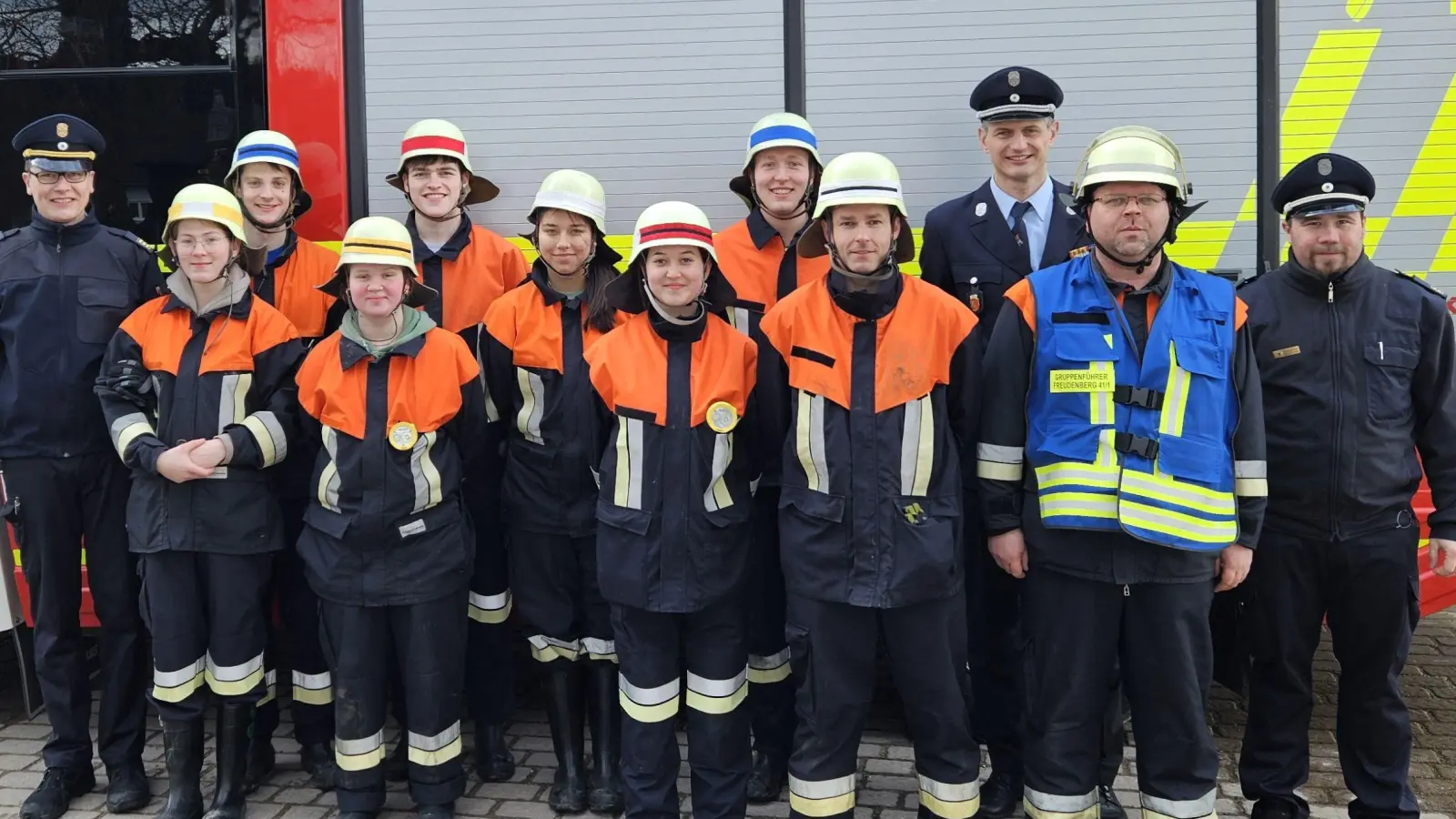 Aktive der Feuerwehr Freudenberg-Wutschdorf stellten sich einer Leistungsprüfung (von links): Kreisbrandinspektor Armin Daubenmerkl, Johanna Zitzmann, Dominik Graf, Maria Piehler, Jakob Ries, Laura Böhm, Amelie Hahn, Benno Riß, Michael Schatz, Kommandant Peter Meßmann, Gruppenführer Martin Plößl, Fachkreisbrandmeister und stellvertretender Kommandant Alexander Zeitler. (Bild: FFW Freudenberg-Wutschdorf/exb)