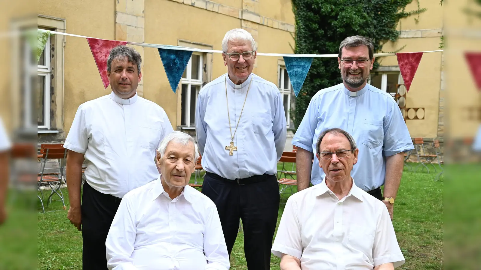 Viele der Jubilare konnten aus beruflichen oder gesundheitlichen Gründen nicht an der Feier teilnehmen. In Ensdorf dabei waren P. Andreas Kühne (hinten links) sowie P. Hans Altmann und P. Walter Körbes (sitzend v.l.), auf dem Bild mit Provinzial P. Reinhard Gesing und Bischof em. Luc Van Looy (stehend v.r.). (Bild: Claudia Klinger)