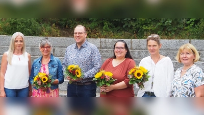 Von links nach rechts: Rektorin Sabine Graser, Fachoberlehrerin i.R. Anneliese Tretter-Amschl, Förderlehrer Bernd Schatke, OGTS-Betreuerin Daniela Bayer, Fachlehrerin Michaela Kaufmann, Konrektorin Beate Koch. Nicht auf dem Bild: Lehrerin Eva-Maria Schäffler, Lehramtsanwärterin Maria Traidl, Evangelischer Religionslehrer im Kirchendienst Florian Landgraf. (Bild: Sabine Graser)