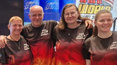 Monika und Bernd Gosslau, Christine Lubig-Schmidt sowie Carina Schmidt (von links) heimsten bei der Weltmeisterschaft im Sport Stacking in Orlando WM-Titel, Silbermedaillen und weitere Top-Platzierungen ein.  (Bild: Monika Gosslau /exb)