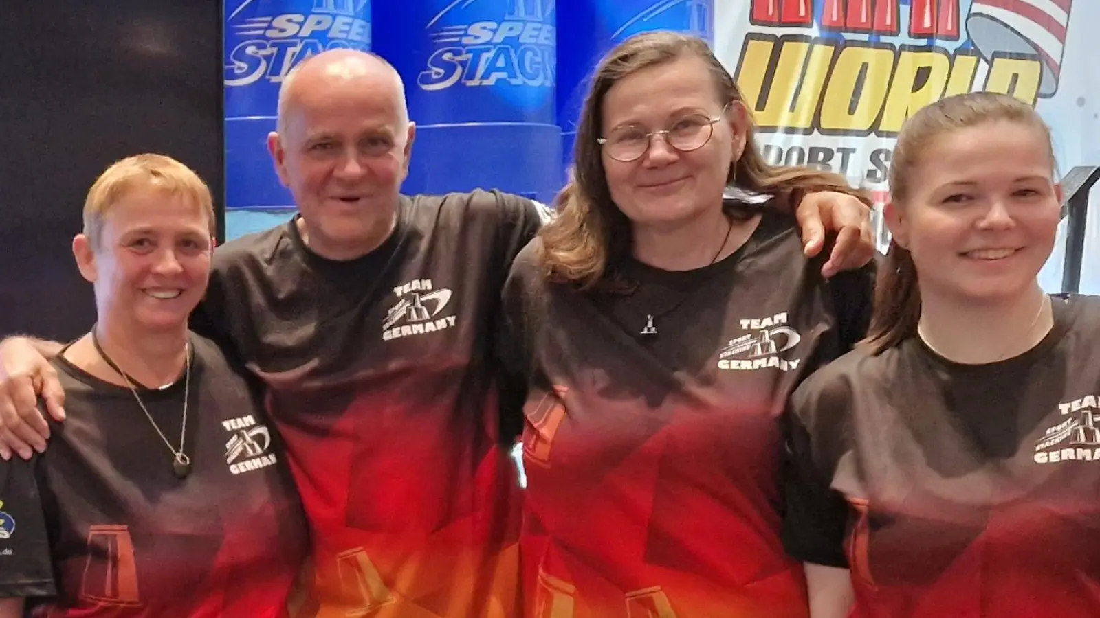 Monika und Bernd Gosslau, Christine Lubig-Schmidt sowie Carina Schmidt (von links) heimsten bei der Weltmeisterschaft im Sport Stacking in Orlando WM-Titel, Silbermedaillen und weitere Top-Platzierungen ein.  (Bild: Monika Gosslau /exb)