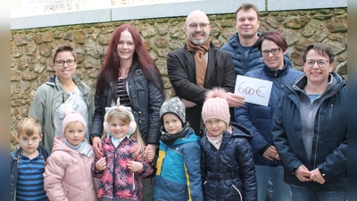 Eltern und Kinder konnten 600 Euro ans Kinderhaus übergeben.  (Bild: Rebecca Grieb)