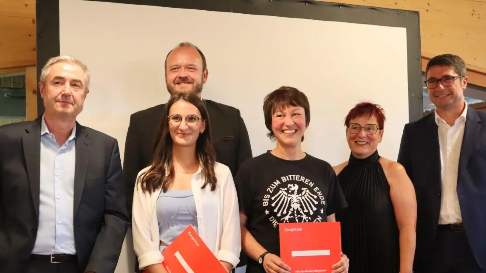 Verabschiedung Absolventinnen und Absolventen PFG: Viktoria Grimaldi (2.v.l.) und Franziska Thurn (3.v.r.) waren die Besten mit einem Notendurchschnitt von 1,20.  (Bild: Elke Kusche )