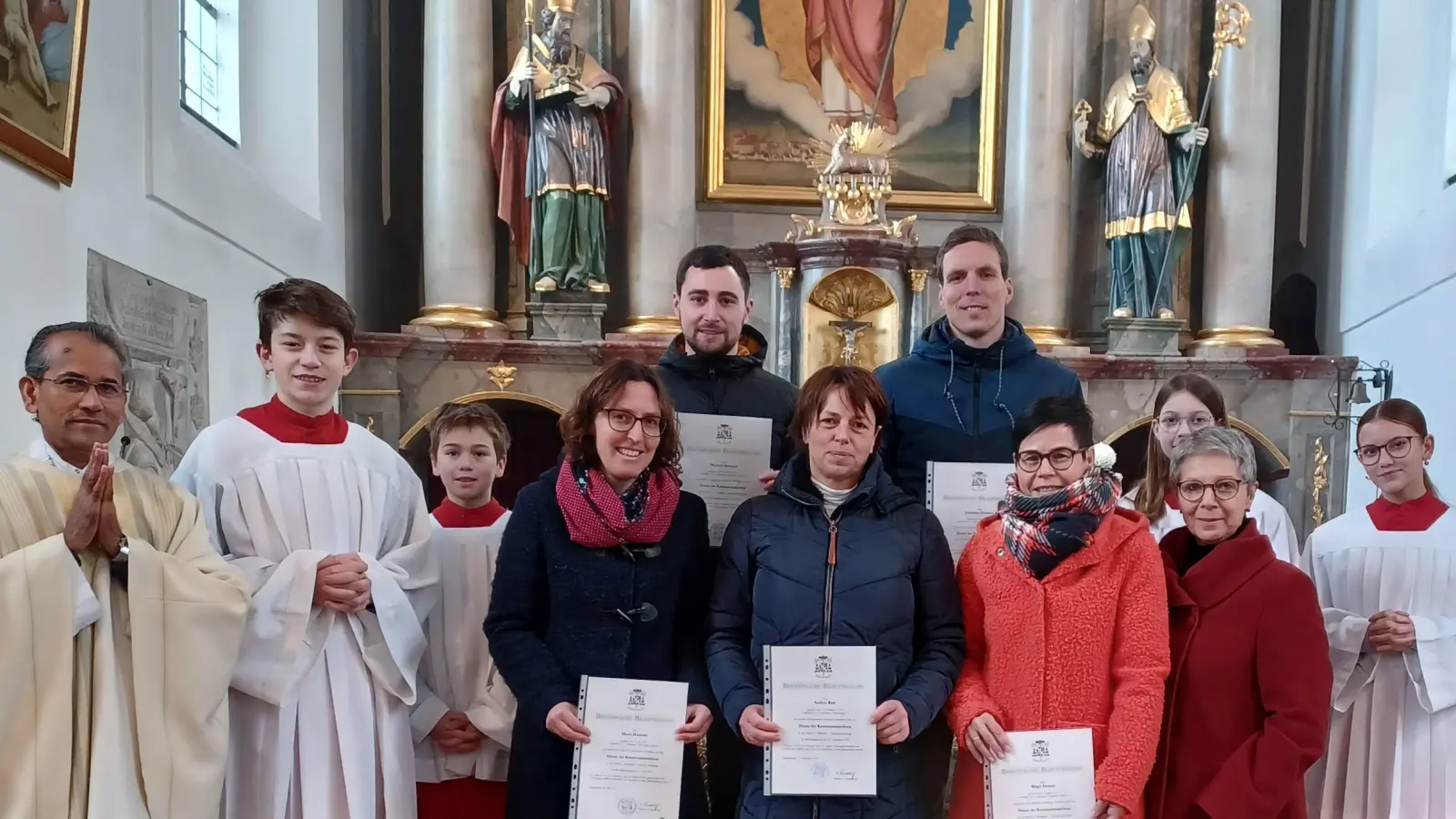 Fünf neue Gesichter unterstützen in Zukunft das liturgische Team der katholischen Pfarrei St. Pankratius Parkstein. (Bild: exb/Johanna Hauer)