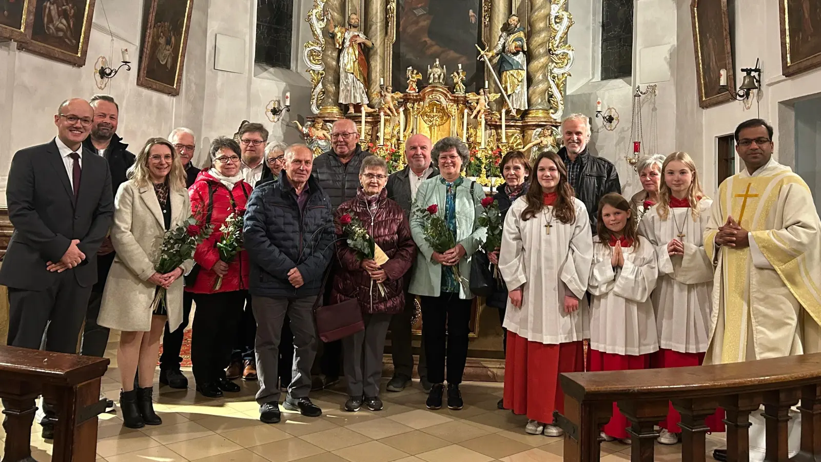 Pfarrer Pater Anish George mit den Ehejubilaren in der Pfarrkirche. (Bild: Josef Söllner)