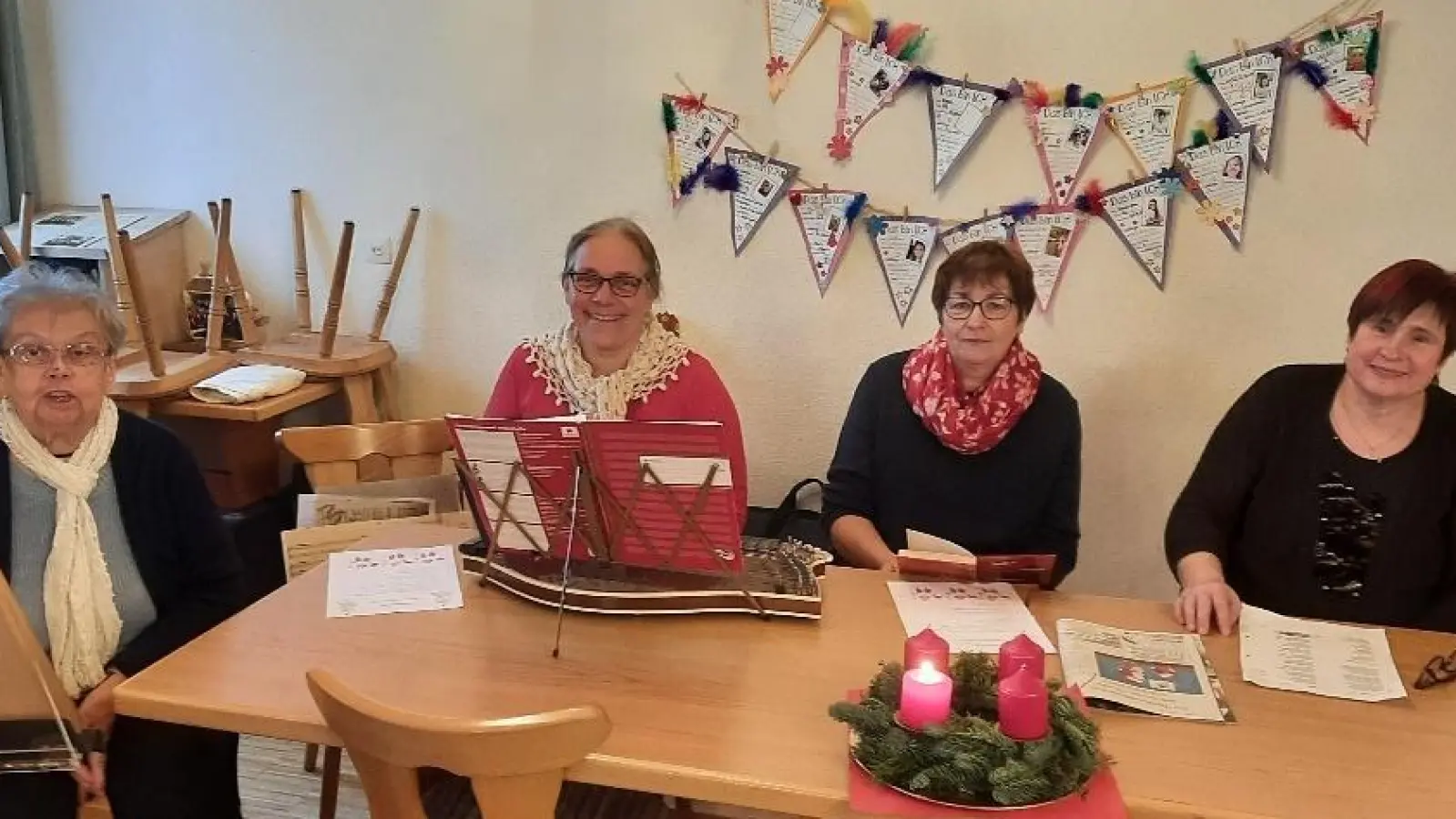 Isabella Buchwald (von links) mit ihrer Veeh-Harfe, Michaela Philberth mit Zither und Gitarre sowie Christa Lautenbacher und Rita Prunhuber führten durch den gemütlichen Nachmittag. (Bild: Josef Söllner/exb)