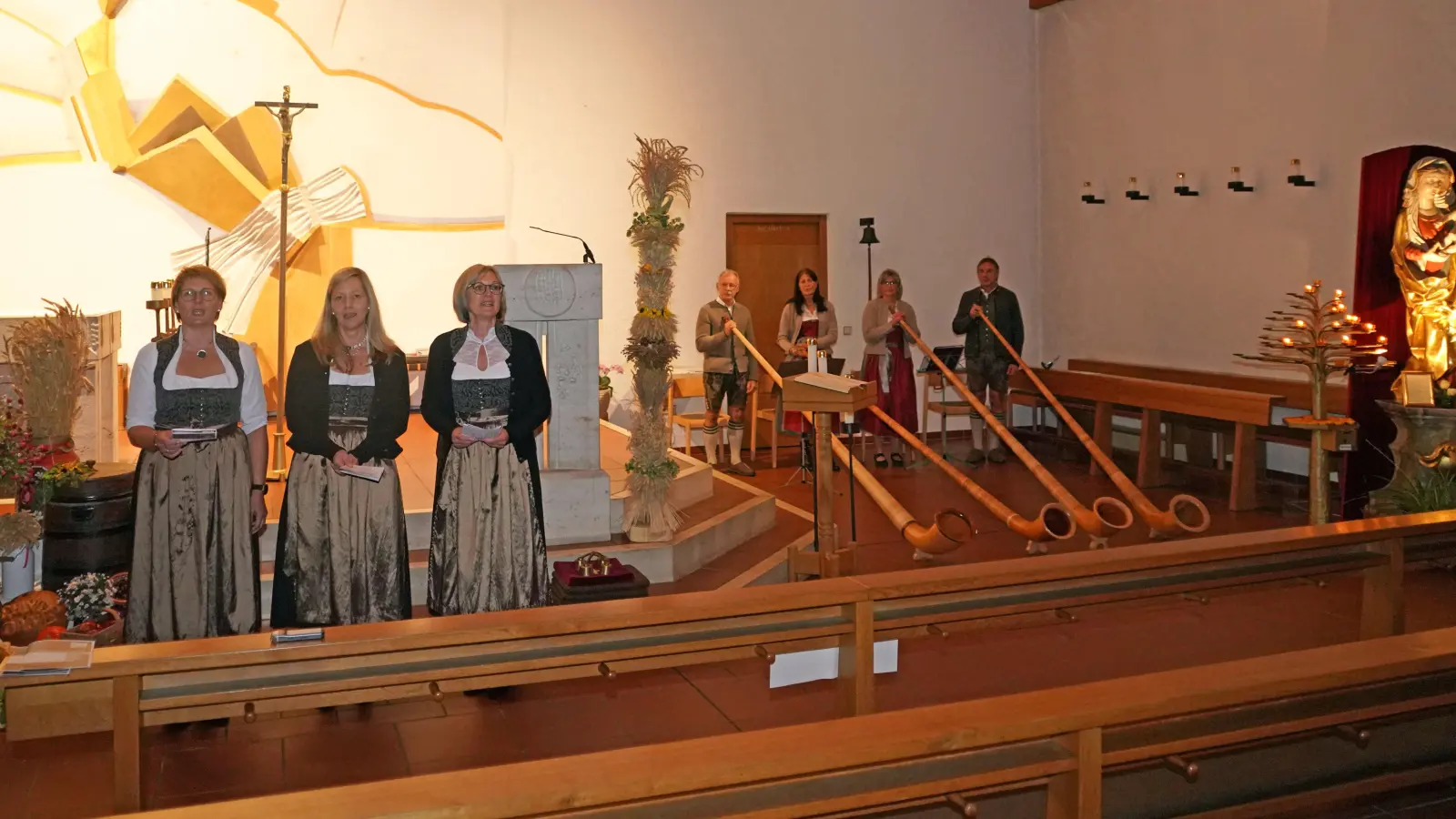 Landkultur Waldthurn bietet in der Pfarrkirche St. Sebastian in Waldthurn ein Marienlob. Mit dabei die Gesangsgruppe TriAngel von links: Andrea Götz, Steffi Daubenmerkl und Doris Völkl. Die Schellenberger Alphornbläser mit Christian Albrecht, Inge Hirschleb sowie Maria und Bernhard Träger tragen zum musikalischen Erfolg des Abends bei. (Bild: Franz Völkl)