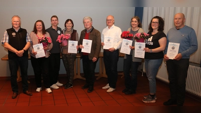 Vorstand und langjährige Mitglieder: 1. Vorstand Rudi Pösl, Gabi Werner (geehrt für 60 Jahre), 2. Vorstand David Pronath, Marianne und Heinz Heller (50), Stefan Dorschner (50), Ines Bösl (40), Elisabeth Meier (25) und Josef Lorenz (40) -von links. (Bild: Hans Hauser)