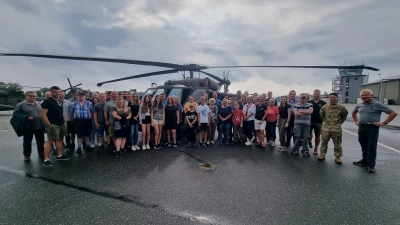 Eine Station bei der Rundfahrt durch den Truppenübungsplatz war der Flugplatz. Dabei konnten die Teilnehmerinnen und Teilnehmer unter anderem einen Helikopter besichtigen.  (Bild: Hans-Jürgen Sattler)