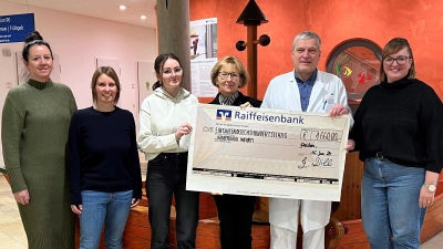 Dr. Fritz Schneble (Zweiter von rechts), Chefarzt der Kinderklinik am Klinikum Weiden, freut sich über die Spende der FOS/BOS.  (Bild: Kliniken Nordoberpfalz, Eva Maria Rauch/exb)