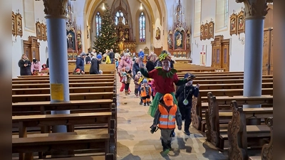 Zum Abschluss des Krabbelgottesdienstes tanzte man eine Polonäse hinaus auf den Kirchenvorplatz. (Bild: Lisamarie Schmidl)