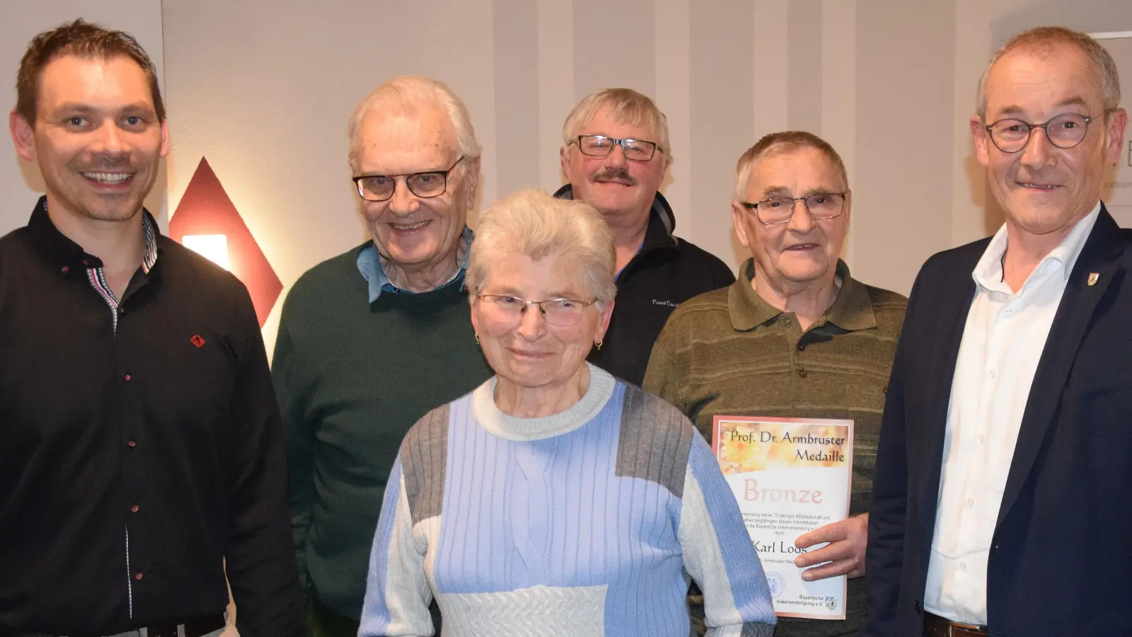 Für ihre langjährige Treue ehrt der Imkerverein Unteres Vistal einige Mitgliedschaft (ab Zweitem von links): Tilmann Heribolzheimer, Margareta Weigl, Josef Schaller und Karl Loos. Dazu gratulieren Vorsitzender Sebastian Bösl (links) und Bürgermeister Erwin Geitner (rechts).  (Bild: bö)