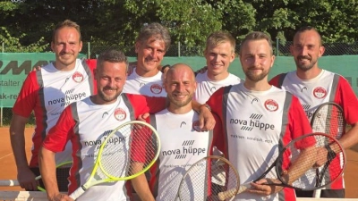 Mannschaftsfoto der Meistermannschaft der Herren 30 des TC Rot-Weiß Auerbach <br>v.l.n.r.: Miroslav Herzán, Patrick Gebhart, Markus Hochholzer, Bastian Lumpp, Karsten Herold, Philipp Schöttner, Korbinian Appl (Bild: Sonja Herold)