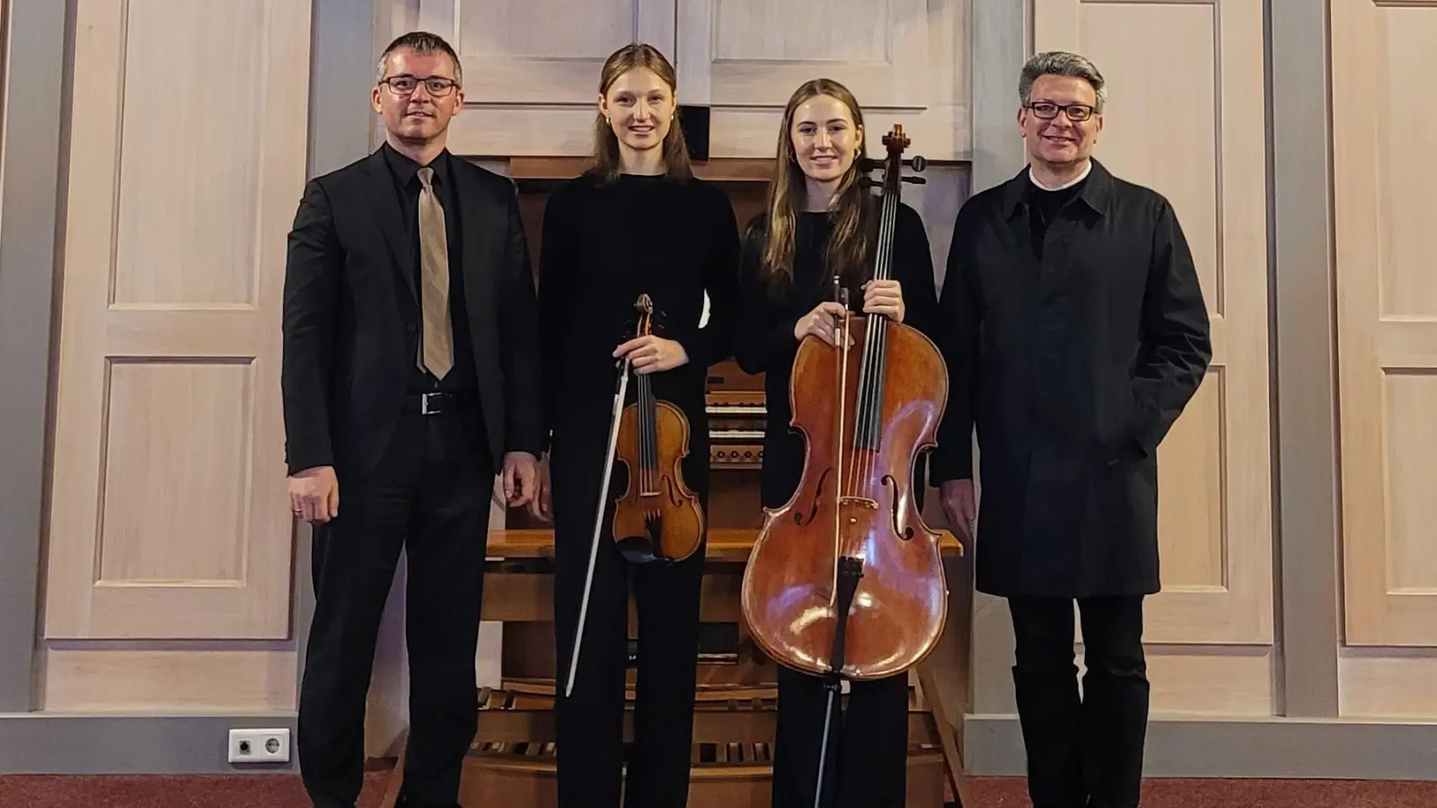 Die Interpreten Ludwig Schmitt (Orgel), Lena Manz (Violine) und Anna Manz (Violoncello) mit Pfarrer Michael Jakob. (Bild: Julia Mitko)