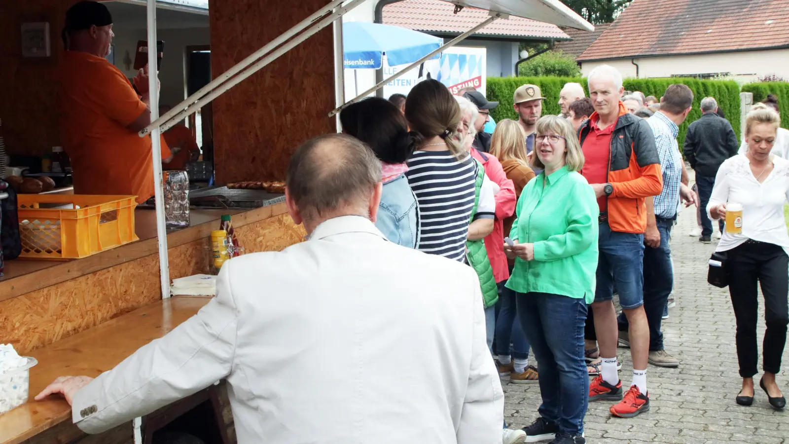 Lange Schlange: Restlos ausverkauft sind am Mittag binnen einer Stunde der Schmankerl- und Entenbraten. (Bild: lst/exb)