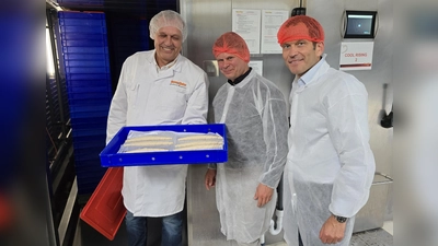Wie entsteht das morgendlich Kipferl, scheinen Benjamin Zeitler und Albert Rupprecht gemau unter doe Lupe zu nehmen.  (Bild: Daniela Höhne)