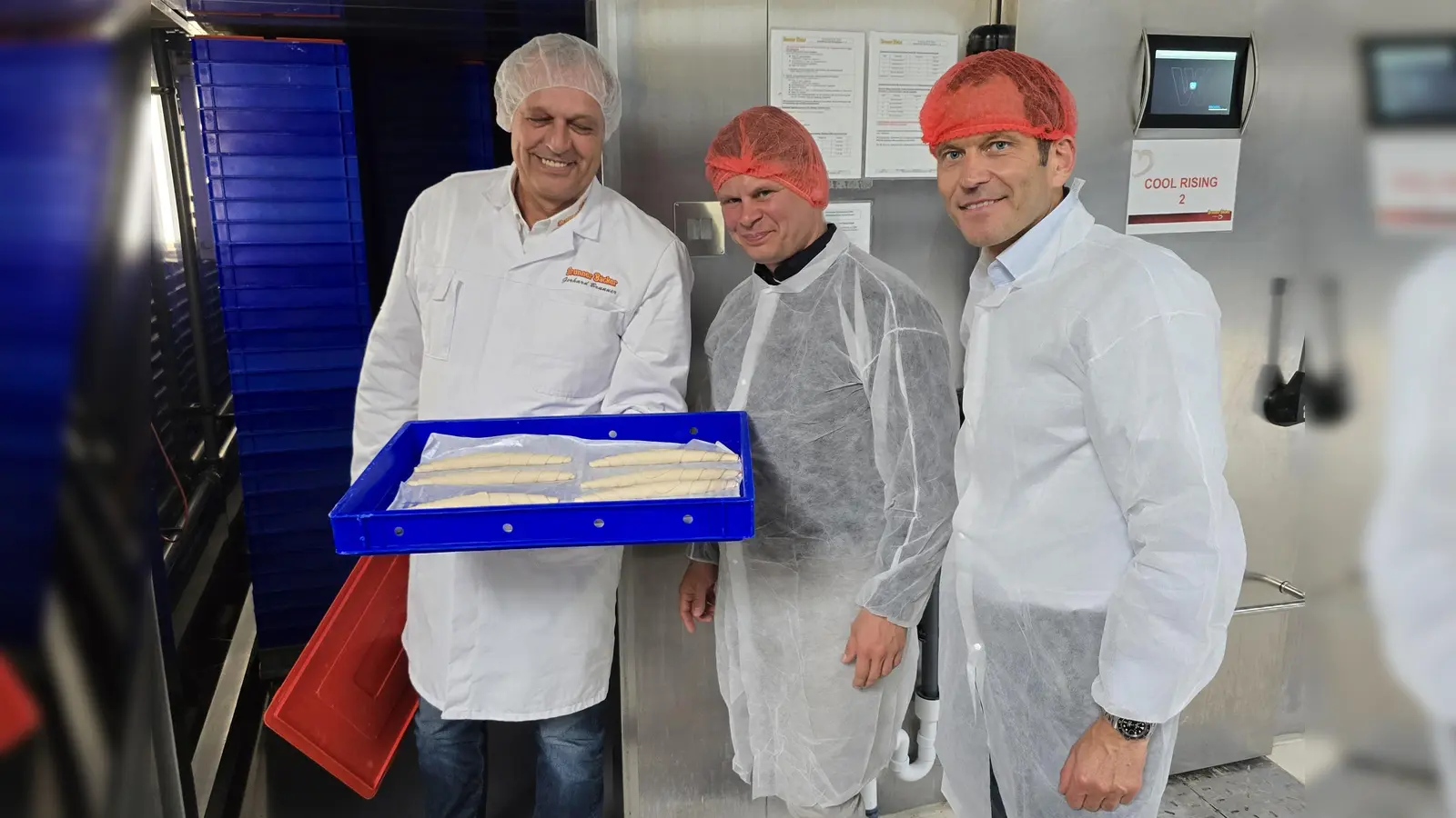 Wie entsteht das morgendlich Kipferl, scheinen Benjamin Zeitler und Albert Rupprecht gemau unter doe Lupe zu nehmen.  (Bild: Daniela Höhne)