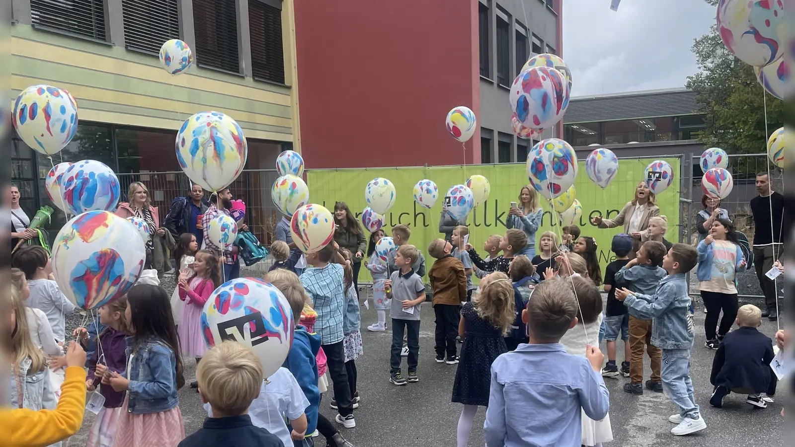 Die Erstklässler lassen 88 bunte Luftballons in den Himmel steigen.  (Bild: Elke Troppmann)