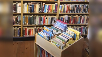 Die Krummennaaber Pfarrbücherei sucht dringend einen neuen Bücherwurm ab 2026, der die Nachfolge von Petra Sieder antritt.  (Bild: Verena Schieder )