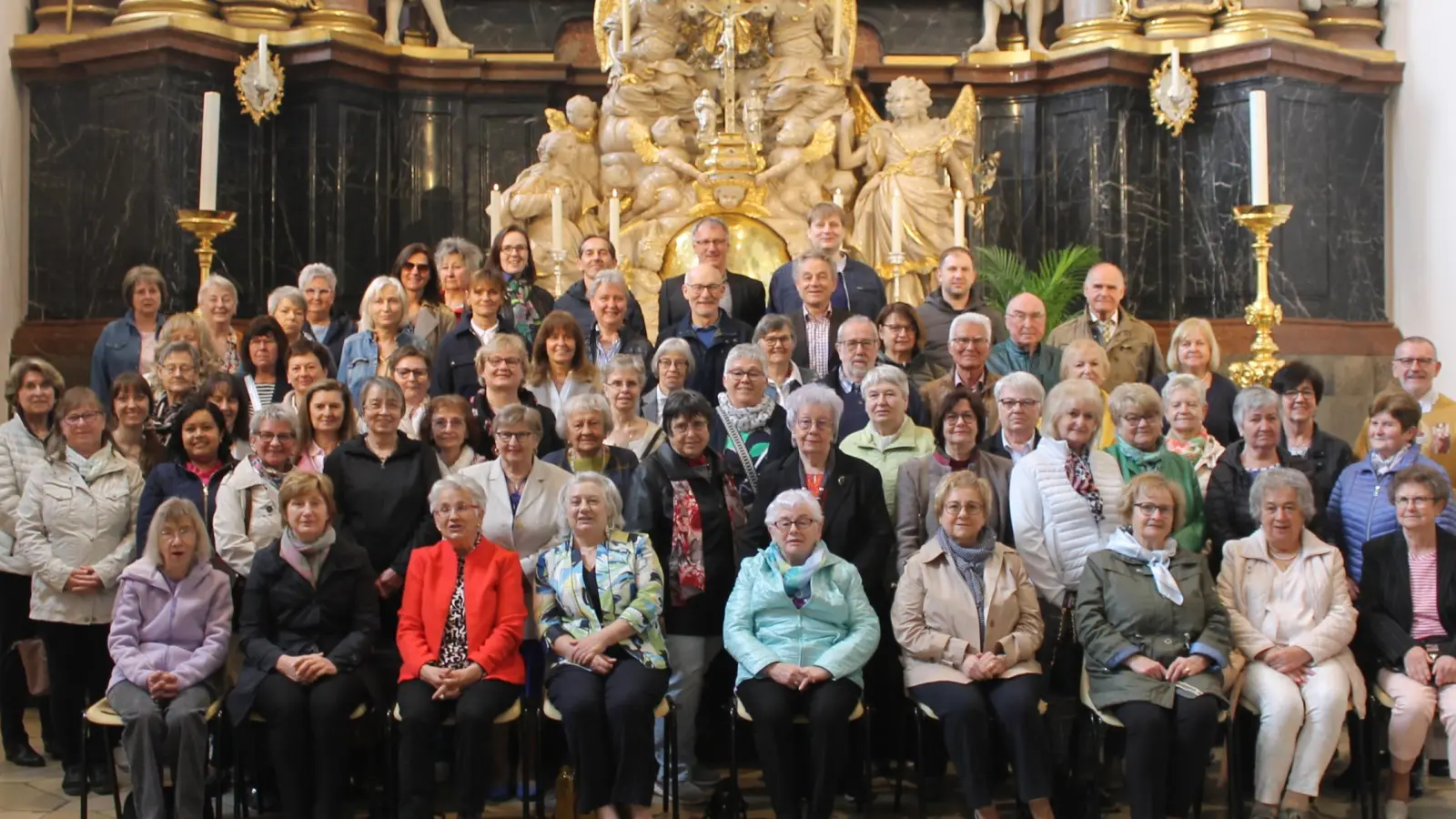 Mindestens drei Jahrzehnte ist es her, dass die Jubilare der Pfarrei ihre Erstkommunion empfangen haben. Dazu gratulierte Stadtpfarrer Dr. Thomas Vogl (rechts). (Bild: Pfarramt Waldsassen/exb)