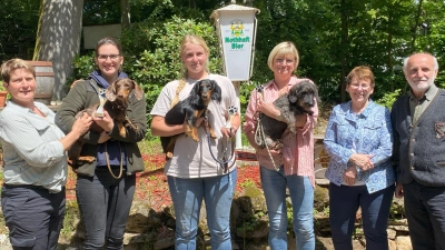 Das Siegerfoto zeigt (von links) Zuchtschauleiterin Yvonne Vetter, Miriam Vietze mit Fina, Larissa Gerl mit Bea, Elke Holler mit Alois, Richterin Heike Behring und Vorsitzender Wunibald Heinl. <br> (Bild: Kornelia Heinl/exb)