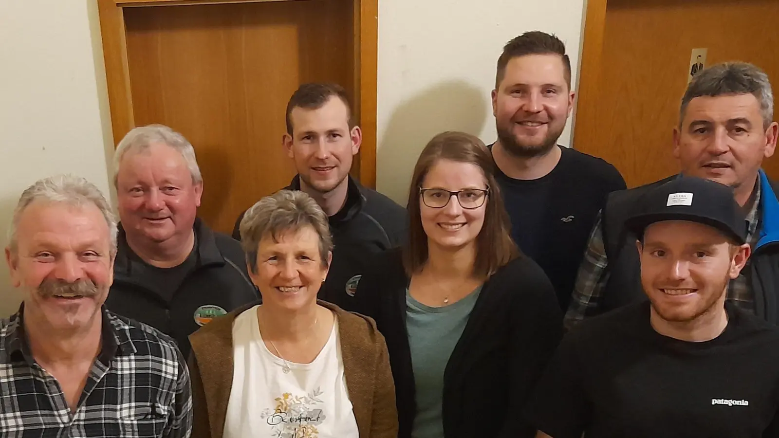 Nach den Wahlen beim Stammtisch Kuemmerling: (von links) der bisherige Zweite Vorsitzende Manfred Rupprecht, Vorsitzender Karlheinz Pilhöfer, Doris Holzwarth, Marco Holzwarth, Kerstin Guttenberger, der neue Vize Johannes Rupprecht, Thomas Stielper und Jürgen Walther. (Bild: Stammtisch Kuemmerling/exb)