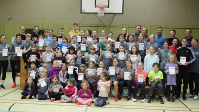 Die geehrten Sportler (Kinder, Jugendliche und Erwachsene/Eltern) der Leichtathletik-Abteilung des TV 1861 Amberg. (Bild: Karin Müller-Popp/exb)