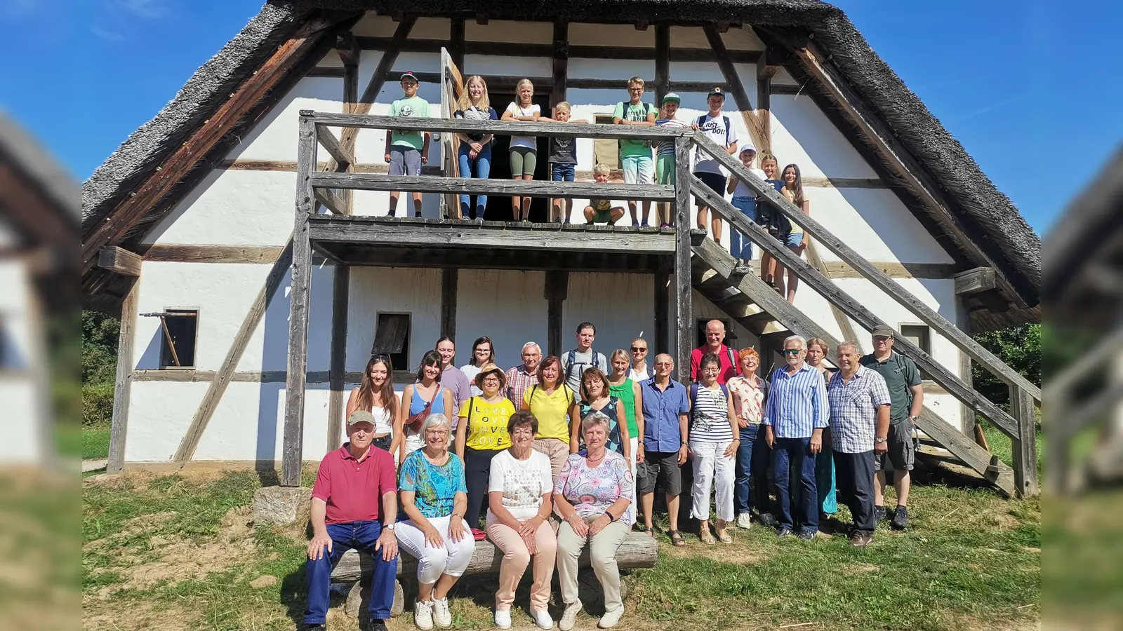 Die Besuchergruppe vor der „Herberge”. (Bild: Annemarie Mösbauer)