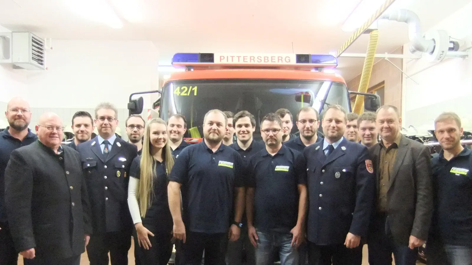 Einen neuen Vorstand wählte die Pittersberger Feuerwehr für die nächsten drei Jahre, Zweiter Bürgermeister Johann Vornlocher (Zweiter von links) und Erster Bürgermeister Erich Meidinger (Zweiter von rechts) gratulieren. Den Verein führen künftig Erster Vorsitzender Maximilian Koller und sein Stellvertreter Christian Schmid (beide in der Mitte). Kommandanten sind weiterhin Matthias Wirth und Thomas Fasold. (Bild: gm)