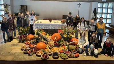 Die Minis mit dem Erntedankaltar in der Pfarrkirche Mariä Himmelfahrt in Hohenkemnath (Bild: Marion Baumer)