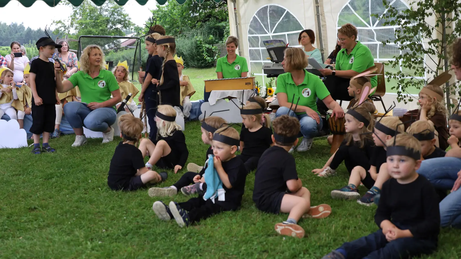 Die „Kleinen Strolche“ des Kindergartens der Gemeinde Guteneck präsentierten ihrem Publikum einen unterhaltsamen Nachmittag (Bild: Ulrike Kiendl)