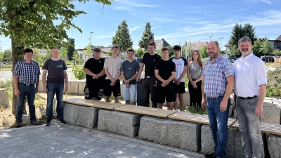 Von links nach rechts: Fachlehrer Bau Michael Kleber und Fachlehrer Holz Thomas Gradl, Schülerinnern und Schüler des BGJ Holz, Abteilungsleiter Jürgen Böckl, stellv. Schulleiter Wolfgang Prebeck. (Bild: Franz Summer)