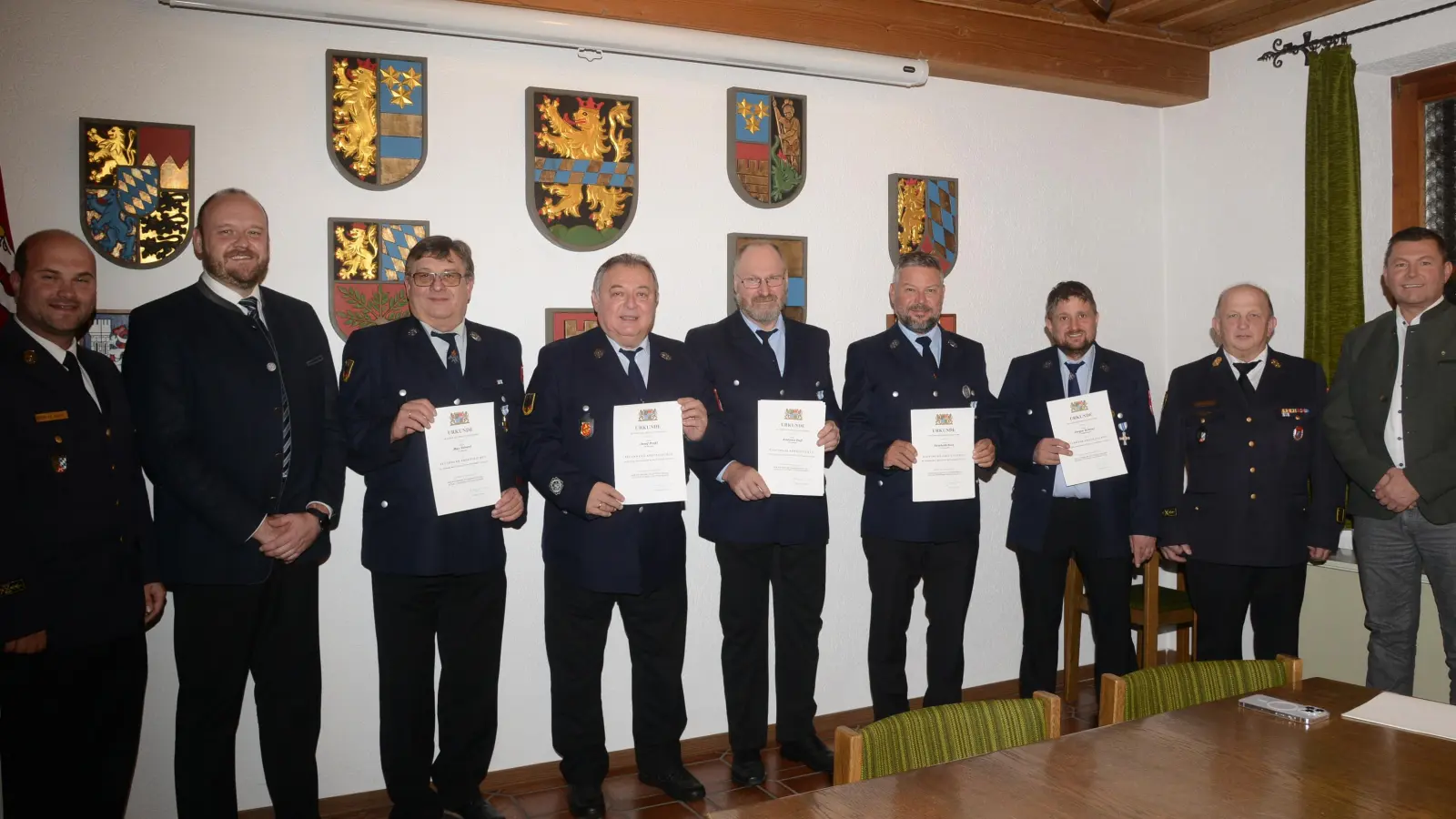 Kreisbrandrat Marco Saller, Landrat Andreas Meier (von links) sowie Bürgermeister Rainer Rewitzer und Kreisbrandrat Martin Weig (von rechts) ehren die langjährigen aktiven Feuerwehrmänner Max Zehent, Josef Preßl, Andreas Puff, Reinhold Brey und Jürgen Krämer (von links). (Bild: bey)