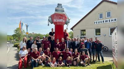 Mit einem überdimensionalen Hydranten weist die Feuerwehr auf das bevorstehende Fest hin.  (Bild: Willi Duschner)